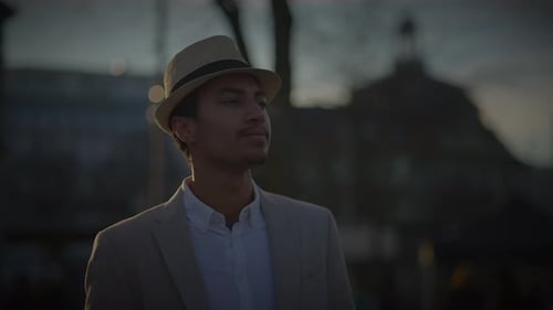 Retrato de estilo de vida urbano de um homem feliz curtindo a vida na cidade ao ar livre