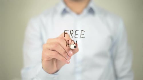 Kostenlose App Man schreibt auf transparentem Bildschirm