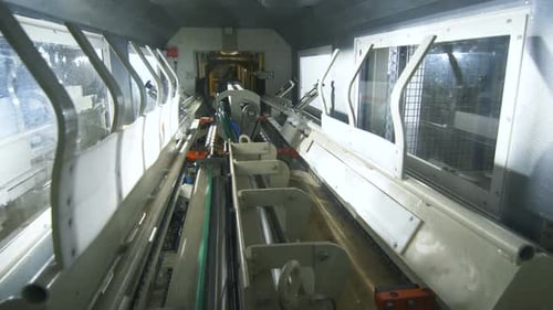 Vista cercana desde el interior de la máquina dobladora de láminas de metal en tubos