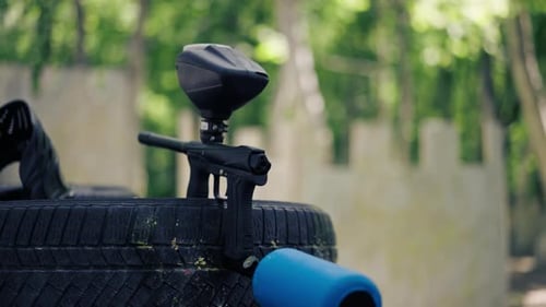 In the Wild In for Training Paintball-Pistolen mit farbigen Kugeln, die an einem Metallaufhänger befestigt sind