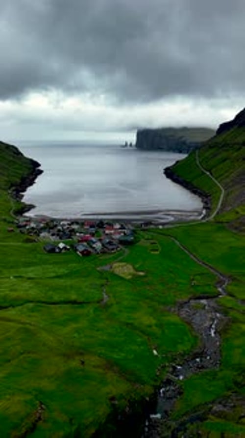 Explorez un village côtier serein de Tjornuvik dans le paysage époustouflant des îles Féroé