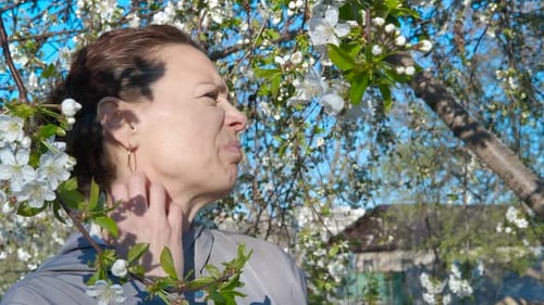Ungesunde Frau leidet im Freien an Allergien