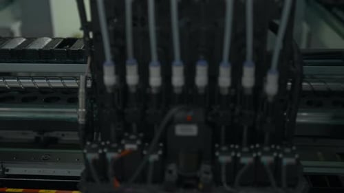 Línea de producción con procesadores de computadora en una fábrica de electrónica. Creativo.