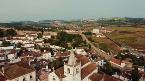 Cliché aérien filmé à Óbidos, à l'intérieur de la ville fortifiée, survolant les toits et volant