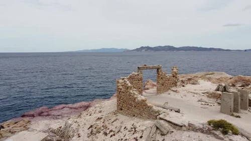 Village et plage de Firopotamos à Milos, île des Cyclades en mer Égée, Grèce