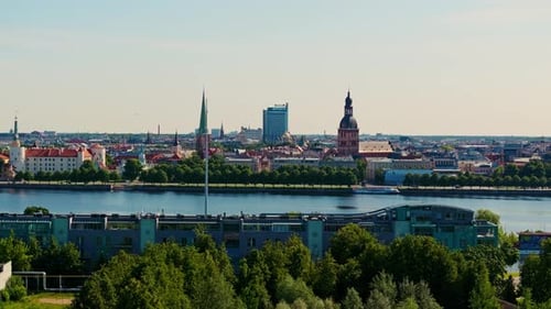 Drohne rutscht von Āgenskalns aus über den Fluss Daugava und zeigt die Skyline von Riga