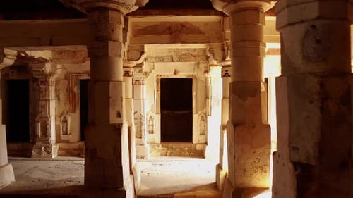 Divinité illuminée Les idoles majestueuses du temple de Gori, Nagarparkar, Pakistan