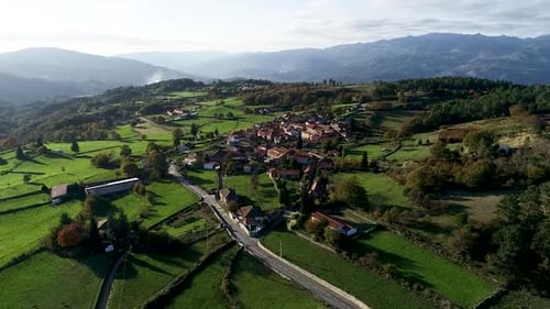 Kleines Dorf in den Bergen mit einer wunderschönen Landschaft. Drohnenaufnahme eines kleinen Dorfes. Ländliches Dorf