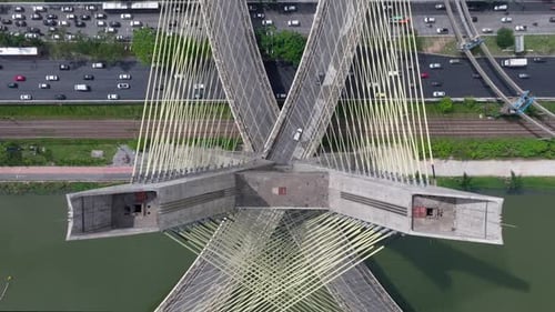 Image statique de Drone 4 K regardant vers le bas au-dessus des câbles de structuration du pont