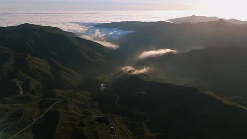 Experimente as deslumbrantes vistas aéreas das deslumbrantes montanhas de Malibu ao pôr do sol