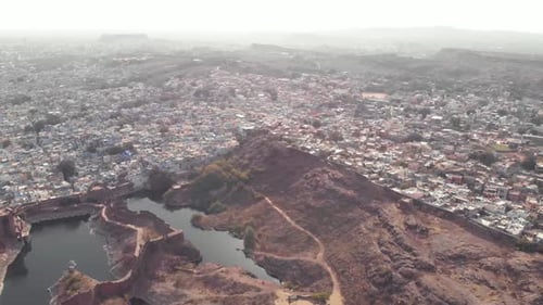 Lacs Ranisar Padamsar près du fort de Mehrangarh et en bordure de la ville bleue de Jodhpur, au Rajasthan, en Inde