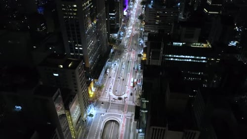 Vista aérea da avenida Paulista à noite, São Paulo, Brasil
