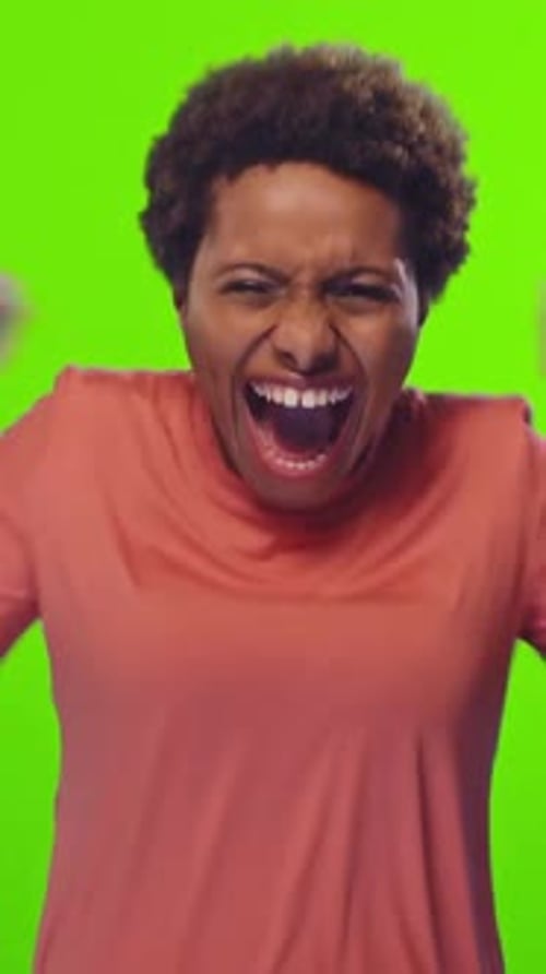 Expression surprise d'une femme dans un cadre vibrant sur fond clair