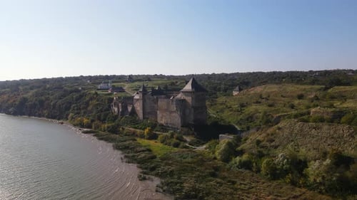 Panoramaaufnahme der erhaltenen mittelalterlichen Festungsburg von Khotyn, die am Fluss steht