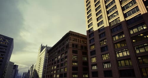 Exterior radiante del edificio con paneles transparentes y detalles de entrada