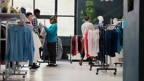 Casal comprando uma camisa elegante
