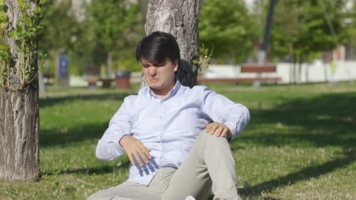 Le jeune homme qui a le problème de l'odeur de sueur est perturbé par la situation.