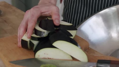 Chef cutting eggplant
Shot in 2.8k 100fps downscaled to 1080p