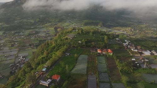 Luftaufnahme des Vulkans Mount Batur, des Ackerlands und des Sees bei Sonnenaufgang, Bali.