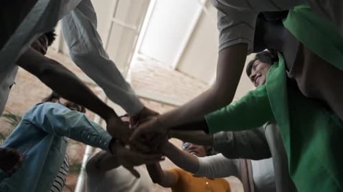 Gente de negocios que se une a un equipo multirracial para crear equipos y lograr el éxito de las alianzas