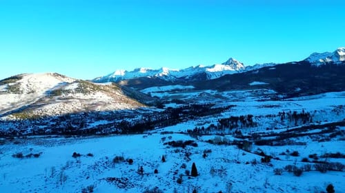 Vol lent au large de la chaîne de Sawatch dans le Colorado au coucher du soleil
