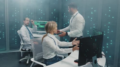 La Vidéo met en avant le travail d'équipe dans un environnement de travail axé sur la technologie