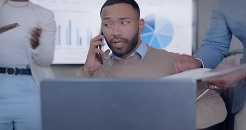 Hombre de negocios, llamado por teléfono y abrumado por la ajetreada oficina, el papeleo y el cuaderno en el escritorio de finanzas