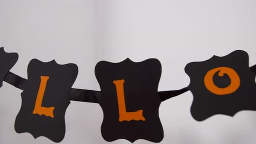 Concepto navideño, decoración y fiesta: guirnalda negra para fiesta de Halloween, cadena o pancarta y murciélagos...