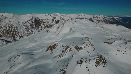 Drone filmé dans les Alpes françaises en hiver avec 2 skieurs