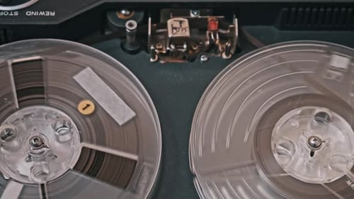 Nahaufnahme von Spinnrollen auf einem analogen Kassettenrekorder