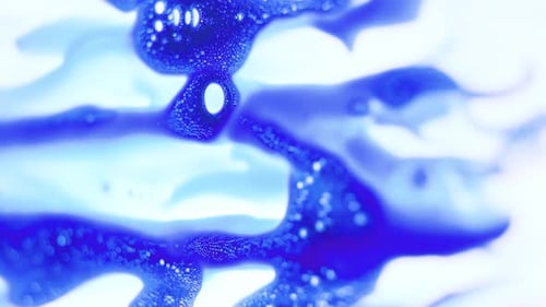 Blaue Tinte fließt wie ein Fluss im Wasser und bildet Luftblasen und blaue Ströme Hintergrundbild