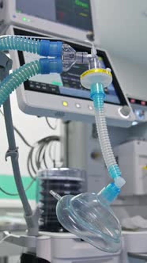 Blaue Röhrchen mit Sauerstoffmaske für einen Patienten, der während der Operation atmet