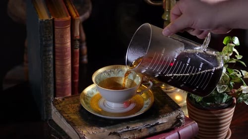 Der Barista brüht Kaffee mit einer traditionellen Tropfbrühanlage.