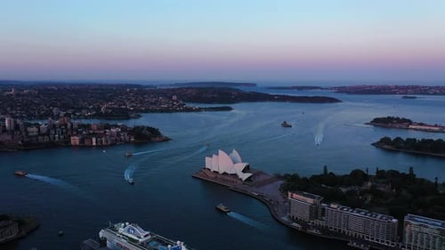 Vuelo aéreo al atardecer sobre la Ópera de Sydney