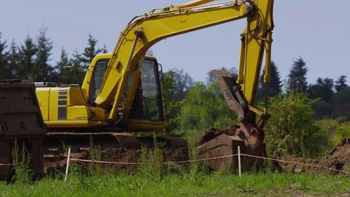 Bagger gräbt auf der Baustelle
