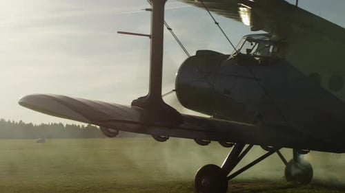 Aufnahme eines Propellerflugzeugs mit funktionierendem Motor im Sonnenuntergangslicht