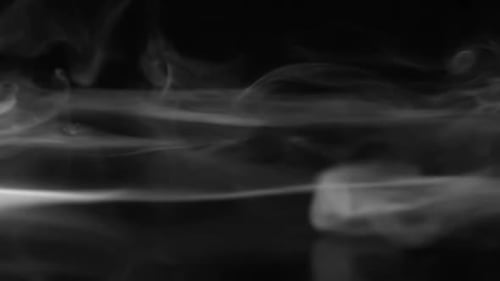 Starker weißer Rauch auf Schwarz