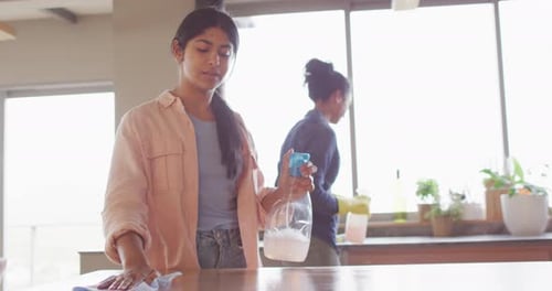 Video von glücklichen verschiedenen Freundinnen, die das Haus putzen