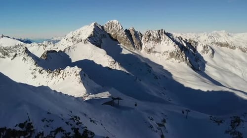 Vista panorámica de la cordillera cubierta de nieve