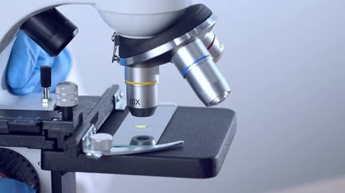 Arzt mit Medizinmikroskop im klinischen Labor.