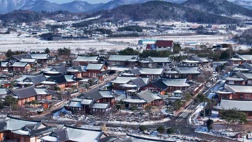 Vista aérea da vila de Snowy Jupo Hanok e da estrada costeira de Hampyeong