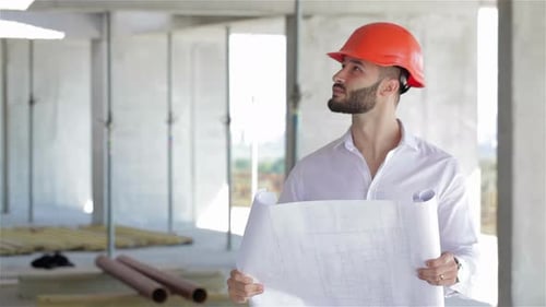 Der Architekt schaut sich den Plan des im Bau befindlichen Gebäudes an