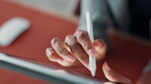 Personne, mains et écriture avec tablette pour dessin numérique, croquis ou affichage interactif au bureau