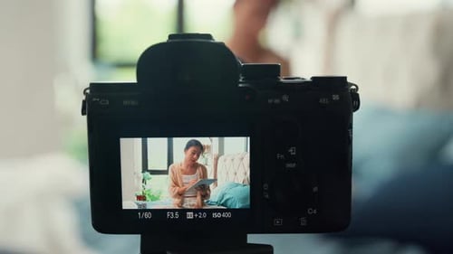 Nahaufnahme Glückliches asiatisches Mädchen mit weißem cremefarbenem Pyjama, das das Teilen der Morgenroutine aufzeichnet.