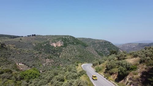Vista aérea de drone de colinas e estrada de montanha