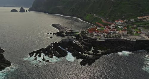 Vista aérea de la ciudad de Porto Moniz en la isla de Madeira, en el Océano Atlántico, lugar donde se formaron piscinas naturales