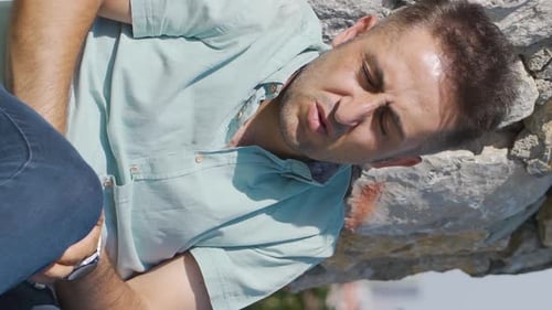 Vidéo verticale d'un homme souffrant de douleurs articulaires.