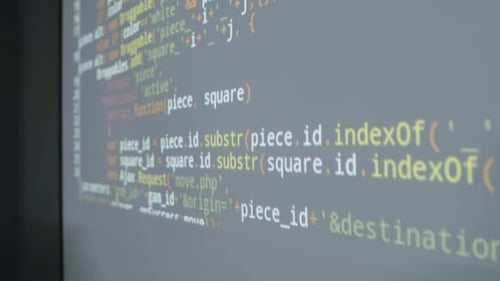 Hand eines männlichen Lehrers, der im Unterricht die Struktur des Programmiercodes erklärt