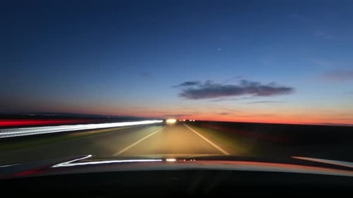 Hyperlapse-Aufnahmen einer Fahrt entlang der Landstraße in der Abenddämmerung. Zeitraffervideo von Autos entlang des Hochs