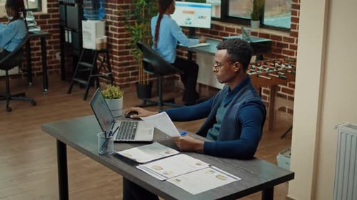 Trabajador Corporativa revisando el papeleo